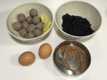 step1: 預備好材料。
紫菜、沖洗乾淨，瀝乾水。蝦乾沖一沖水浸軟。