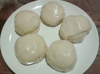 step1: 先篩麵粉入碗內，加鹽拌勻。下50ml 油，與麵粉拌勻，逐少加入水搓成麵糰，搓約五至八分鐘。將麵糰放入沾了少許油的碗內，用保鮮紙封口，靜置兩小時令麵糰更有彈性