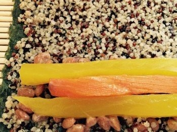 step5: 再放納豆、醃黃瓜和甘筍，捲起壽司蓆，用力捲成壽司。