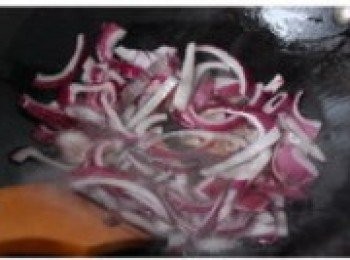 step4: 熱鍋倒油預熱，然後將所有洋蔥絲放入煸炒出香味