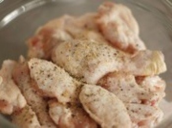 step2: 拌上鹽，黑胡椒碎，生薑末（或生薑粉），牛奶（或料酒加蒜末），放冷藏<span class="group_2">醃製</span>約數小時（時間越久越入味）