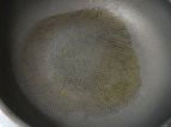 step2: 鍋中入適當多一些油，油溫6，7成熱的時候下入薯仔。