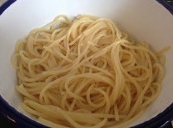 step4: 撈出鍋中的意大利粉，放進一個碗中，倒入一點點橄欖油，攪拌，使每根意大利粉裹有橄欖油