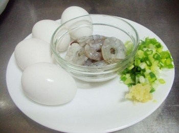 step1: 先準備好所需<span class="group_1">材料</span>ˊ蔥切成蔥花ˊ薑切細末ˊ 
蝦子撥殼除腸泥ˊ以<span class="group_2">蝦仁醃料</span>抓勻備用