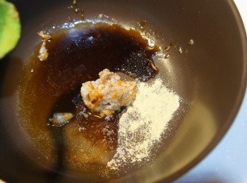 step2: 將淬釀醬油露、白醋、紅蔥豬油、白胡椒粉、海鹽放入碗中