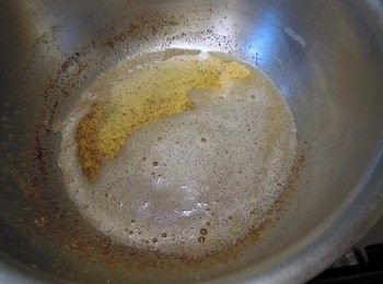 step1: 無鹽奶油用小火加熱，出現茶色即停火，備用。