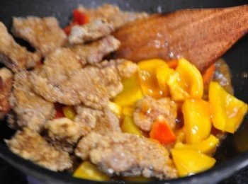 step4: 最後放入里肌排拌攪一下即可起鍋