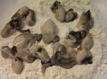 step4: 將鮮蚵洗淨沾高筋麵粉