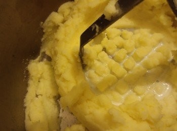 step4: 最後落牛奶然後攪勻試味,自行决定需唔需要加鹽或糖。