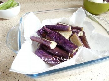 step4: 盛起放在廚紙上吸取油份備用