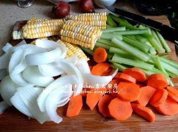 step5: 分別將西芹切條 , 甘旬切件 , 粟米切段 , 洋蔥切片
