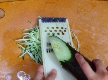 step4: 青瓜洗淨抹乾刨絲備用