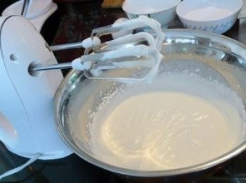 step2: 用打蛋器將甜忌廉以低速打發至7－8成,打好後先放入雪櫃冷藏