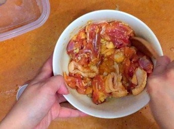 step2: 加入<span class="group_2">醃料</span>拌勻，醃最少半小時