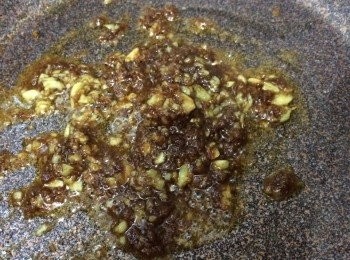 step3: 沙爹, 蒜蓉落鑊炒香, 加調味, 水煮滾