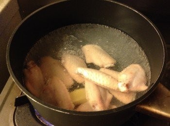 step2: 滾水下薑片, 煮<a href="https://bit.ly/3zHU5V3" target="_blank" data-keyword="雞翼" class="guide-link"><strong>雞翼</strong></a> <span style="display:inline-block;vertical-align:middle;margin-top:-3px;color:initial;border-radius:3px;padding:2px 3px;font-size:12px;line-height:14px;background:#87d300;color:#fff;">即買</span> 8分鐘