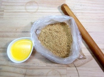 step3: 將融化的奶油稍微冷卻後備用。