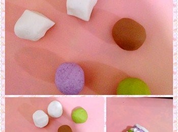 step3: 把靜置好的粉團取出，把原色粉團分成四等份，先取一份原色粉團按成小圓片，再取一份有色粉團按成圓片置於原色粉團上，梅花間竹咁做好所有粉團。