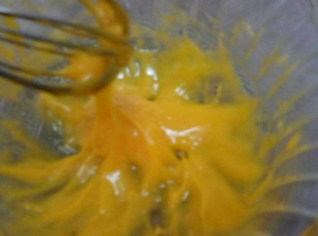 step3: 加入少許的油，用打蛋器攪打，使油和蛋黃完全融合。