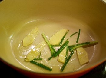 step2: 2) 爆香薑蔥