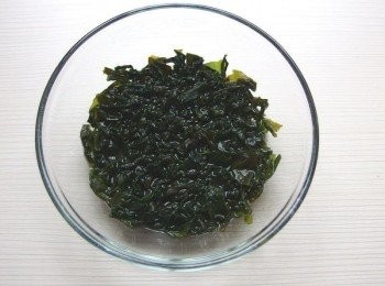 step3: 海帶芽泡用冷水泡開(約5分鐘),瀝乾水份備用