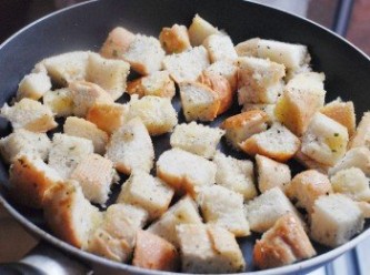 step3: 平底鑊方法：將麵包粒放在平底鍋內，用中火烤麵包約8至10分鐘，不時將麵包粒反轉另一面，烤至金黃酥脆即可！