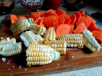 step3: 西瓜皮去掉綠色皮 , 將西瓜皮的白色肉切薄片 , 紅蘿蔔去皮切件 , 粟米切段