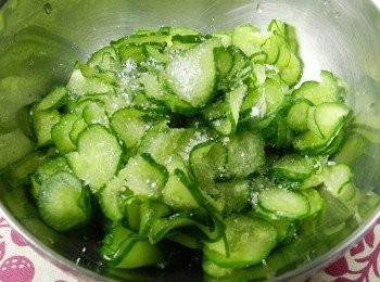 step12: 再加鹽與香油拌勻即可，因為是配米糕，所以我就沒加蒜頭跟醋ㄛ！