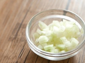 step2: 把洋蔥切成小粒。