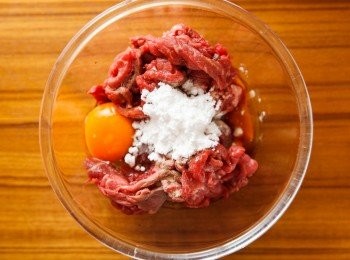 step1: 先將牛肉絲與醃料(醬油、蛋黃、米酒、白胡椒粉、香油、糖、太白粉)混合均勻後，醃製約10分鐘。