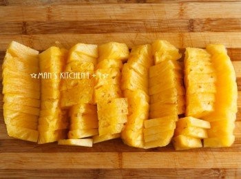 step1: 先將鳳梨切成小塊狀。