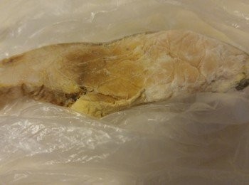 step1: 先將咸魚蒸5分鐘後攤凍拆肉。