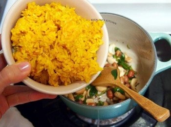 step13: 將煮好放涼薑黃飯，倒入鍋中，一起拌炒。