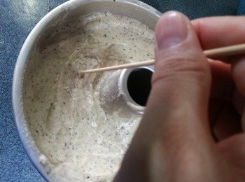 step12: 將粉漿倒入模中用刮刀抹平,用竹籤轉一轉粉漿