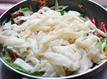 step4: 最後放入板條拌勻炒香