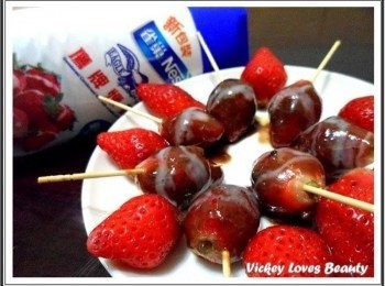 step5: 步驟5> 稍微固定脆化後的巧莓自冰箱取來時，再淋上適量的煉乳即可完成