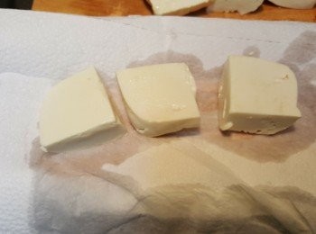 step1: 豆腐灑上適量既鹽醃15分鐘，再用廚房紙吸乾水份。