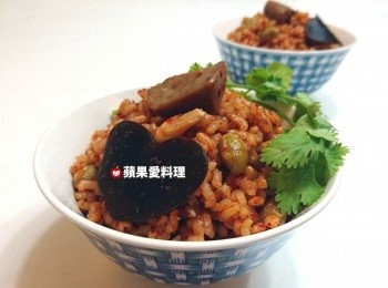 step4: 外鍋1.5杯水，蒸45分鐘。開關跳起，再燜20分鐘後，打開鍋蓋，用飯匙稍微攪拌一下，吃飯囉！