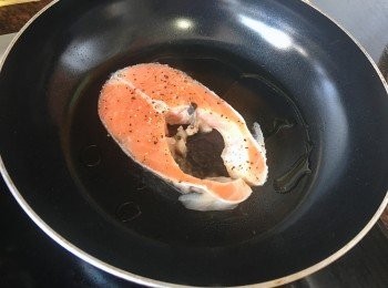 step5: 加少許油煎香三文魚扒兩邊