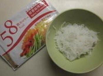 step1: 蒟蒻麵用開水沖一下去除鹼味