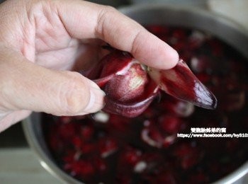 step2: 撥開每片洛神花瓣，可以清楚看見花瓣中是否有藏著我們忽 略掉的蟲子，或是不新鮮的洛神花要淘汰掉