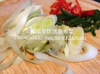 step7: 加入25g切粒大蒜、紅辣椒和青辣椒各1條。