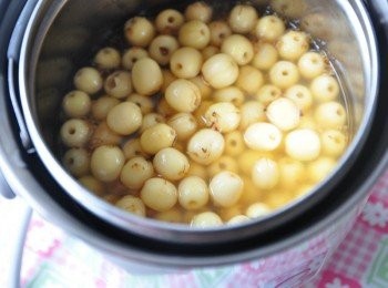 step3: 煮蓮子千萬別泡水，洗一洗，直接放入滾水燉煮，水泡越久，越不易爛