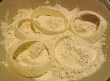 step1: 先將洋蔥切成半吋厚的圈，沾上麵粉備用