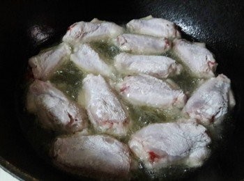 step4: 平底鍋中加入適量約一公分高的油燒熱 , 把雞翅輕輕放入炸至二面金黃
