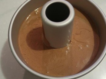 step6: 分次將蛋白拌入步驟4的麵糊中，結合成戚風蛋糕糊。裝入模具中，烤箱上下火170度烤25-30分鐘。 （各家烤溫不同，請自行微調）