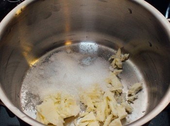 step1: 將<span class="group_1">蘋果</span>的砂糖及牛油放入煲中用小火煮溶