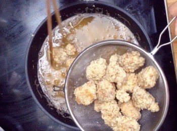 step9: 撲好粉的排骨下油鍋炸至9分熟，見有點金黃撈起隔油