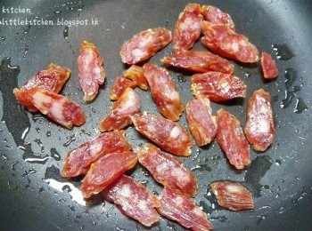 step2: 燒熱油，將臘腸片放入煎香盛起備用。