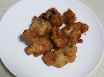 step6: 把所有的雞腿肉都蘸好麵包糠後放入油鍋中炸製金黃色出鍋。炸的時候注意，先小火炸製，讓雞腿肉 
充分熟透，然後再開中火或大火，讓麵包糠上色，成至金黃色。